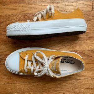 Women low top platform converse size 7.5. Yellow orange color. Like new item!